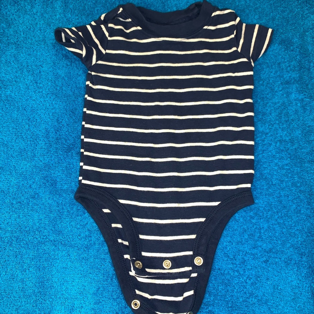 2 for 10 ‼️ boys 6 month short sleeved onesie